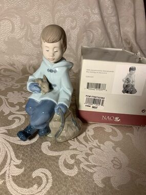 Lladro NAO  Boy resting on excursion. 1987